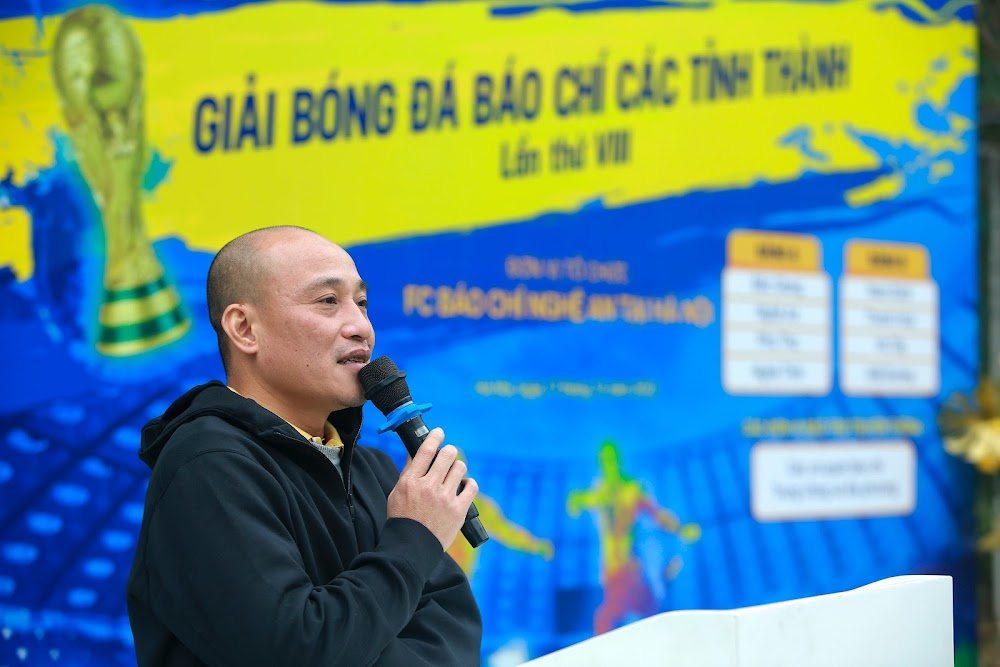 Nhà báo Phạm Quốc Cường - Chủ tịch CLB Báo chí Nghệ An tại thủ đô - Trưởng ban tổ chức phát biểu tại buổi lễ khai mạc.