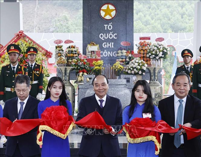 Chủ tịch Nước Nguyễn Xuân Phúc và các đại biểu thực hiện nghi thức khánh thành. (Ảnh: Thống Nhất/TTXVN)
