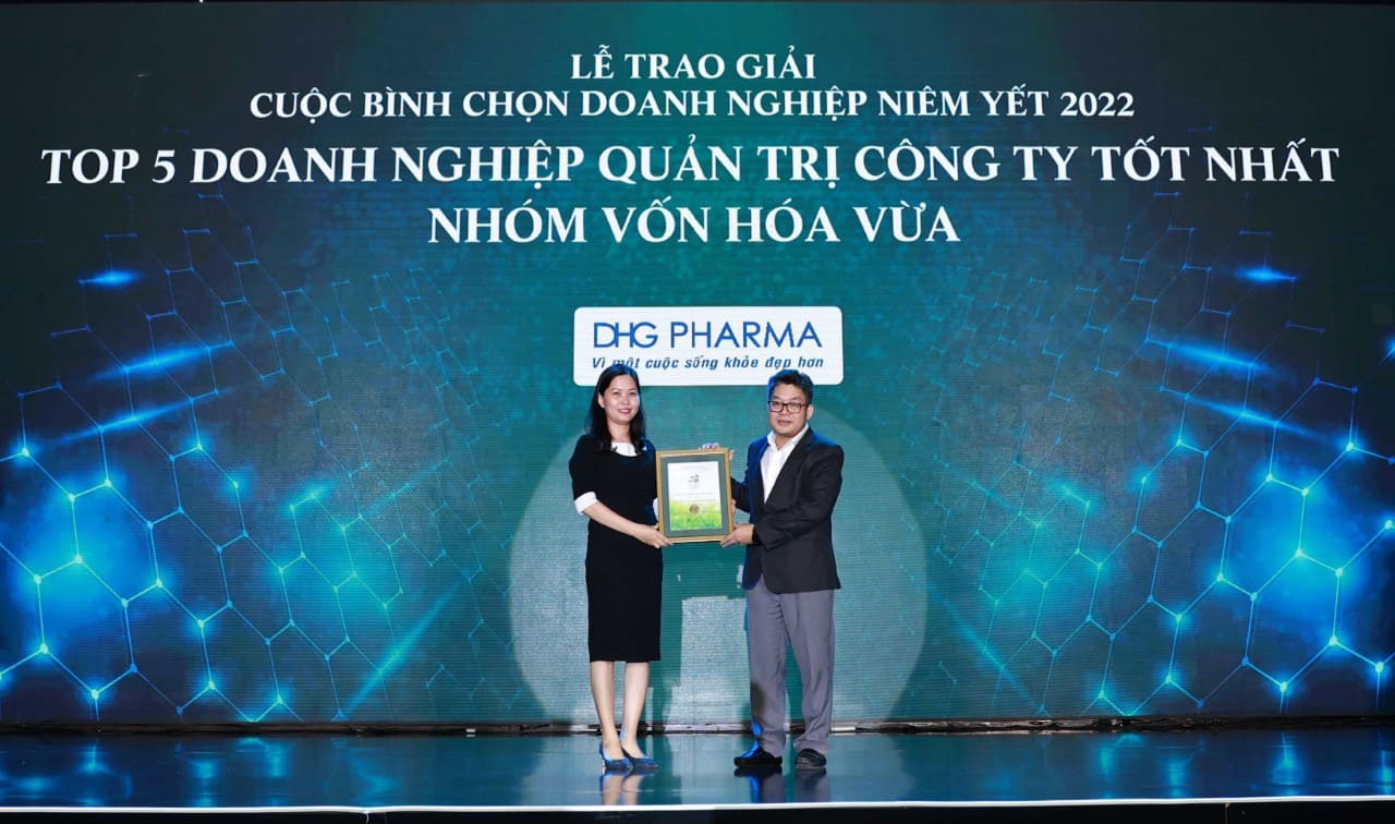 Bà Lê Thị Hồng Nhung - Giám đốc Tài chính đại diện Dược Hậu Giang nhận giải Top 05 doanh nghiệp quản trị công ty tốt nhất.