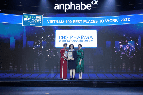Bà Vũ Thị Hương Lan - Giám đốc Nhân sự đại diện Dược Hậu Giang nhận giải Top 100 nơi làm việc tốt nhất Việt Nam.