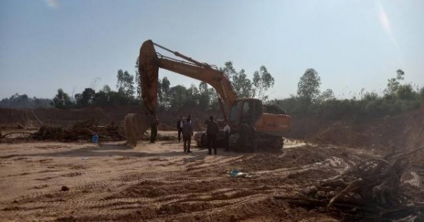 Vĩnh Phúc: Tạm giữ 3 máy xúc khai thác đất trái phép ở xã Kim Long