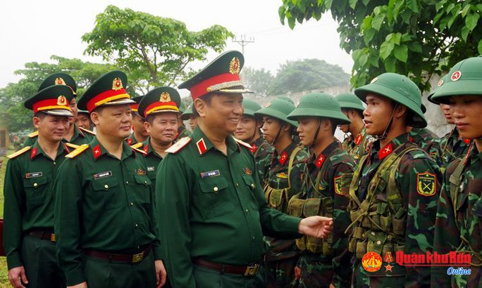 hiếu tướng Hà Thọ Bình, Phó Tư lệnh kiêm Tham mưu trưởng Quân khu 4, trò chuyện động viên chiến sĩ. Ảnh: Quân khu 4