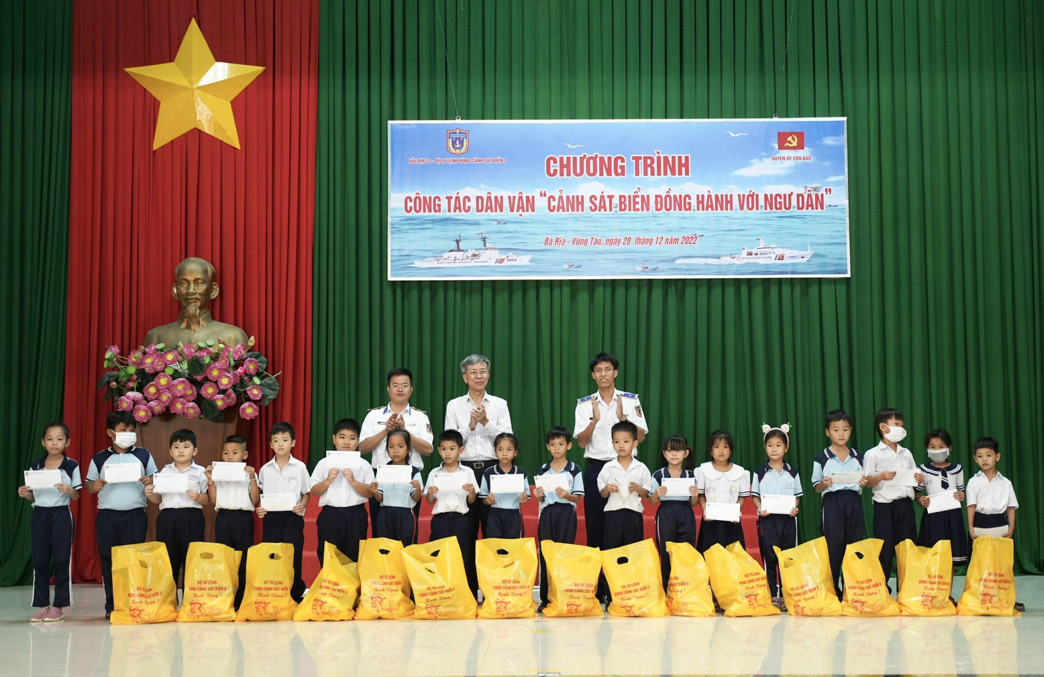 Lãnh đạo Hải đội 33 và Huyện ủy Côn Đảo tặng quà các cháu học sinh có hoàn cảnh khó khăn.