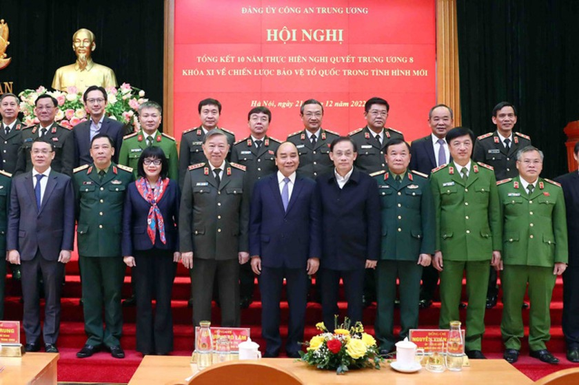 Chủ tịch nước Nguyễn Xuân Phúc và các đại biểu.