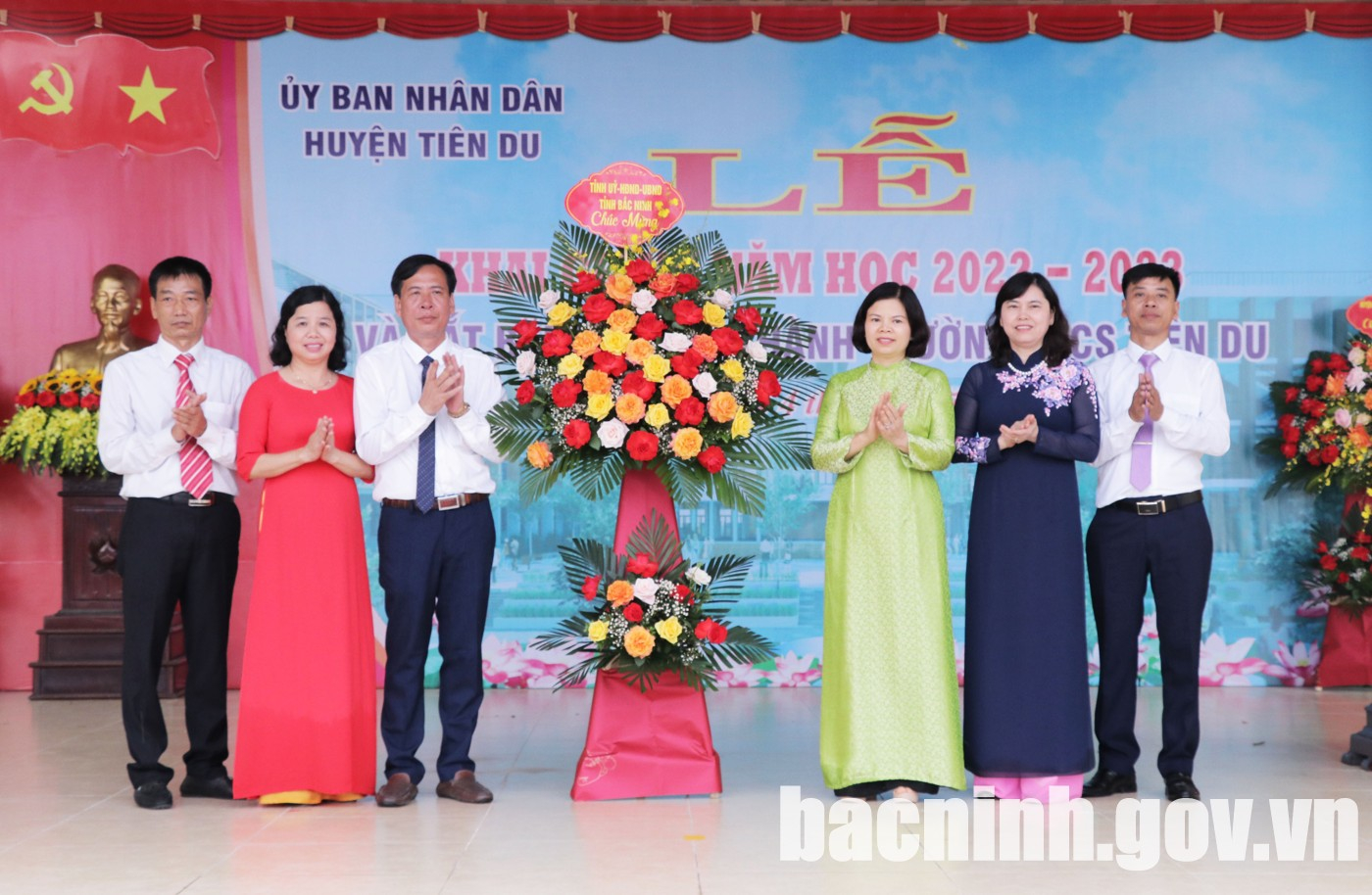 Chủ tịch UBND tỉnh Nguyễn Hương Giang (thứ 3 từ phải qua) tặng hoa chúc mừng Trường THCS Tiên Du.