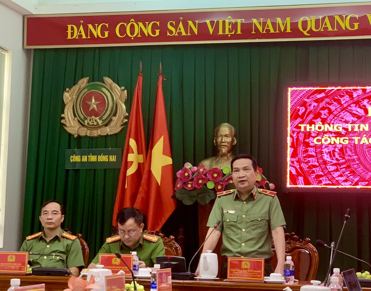 Thiếu tướng Nguyễn Sỹ Quang, Giám đốc Công an tỉnh Đồng Nai phát biểu và trả lời các câu hỏi của PV về công tác đảm bảo an ninh trật tự nổi bật trong năm 2022.