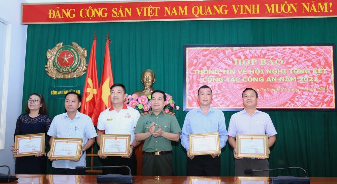 Thiếu tướng Nguyễn Sỹ Quang tặng giấy khen cho 23 phóng viên có thành tích xuất sắc trong công tác phối hợp thông tin, tuyên truyền về an ninh trật tự trên địa bàn tỉnh.