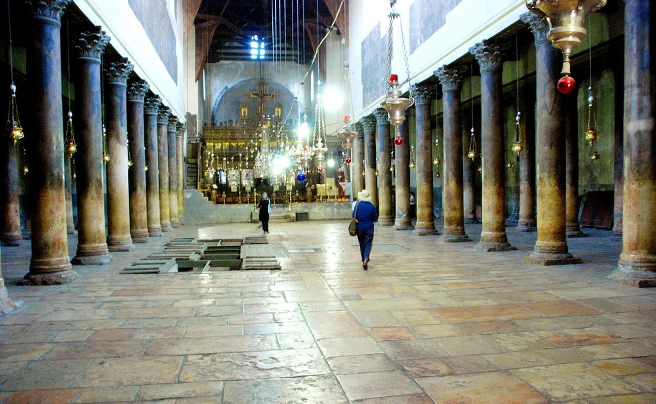 Sàn thánh đường được lát ghép theo phong cách La Mã, nhưng có một khoảng mở để lộ một phần của sàn nhà nguyên thủy ghép kiểu khảm.
