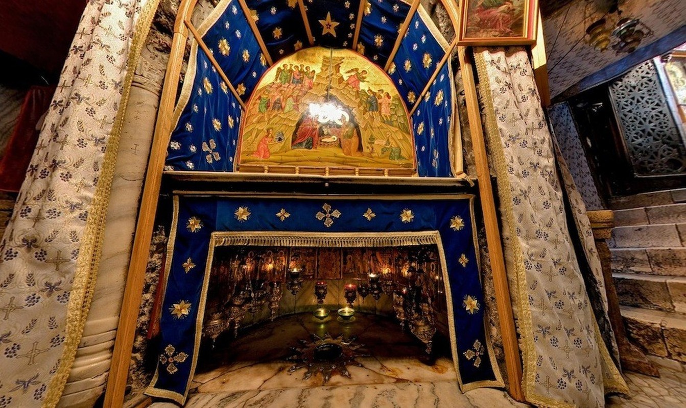 Hang Giáng Sinh là một hang động dưới đất nằm dưới lòng vương cung thánh đường, được cho là nơi sinh ra của chúa Jesus.