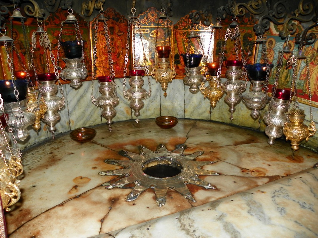 Điểm đản sinh chính xác được đánh dấu dưới một bàn thờ bởi một ngôi sao 14 mũi nhọn bằng bạc khảm vào bên trong sàn nhà bằng cẩm thạch với các đèn bằng bạc chung quanh.