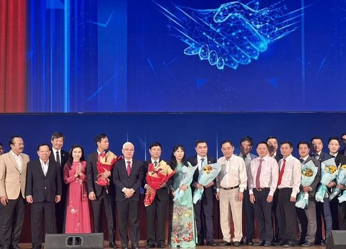 Lãnh đạo Trung ương Đoàn, lãnh đạo Tỉnh Bình Dương chúc mừng BCH Hội DNT Bình Dương và Tân Chủ tịch Huỳnh Trần Phi Long.