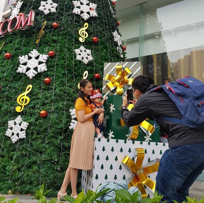 Lưu kỷ niệm Noel 2022 với cây thông tại Vincom Plaza Lê Thánh Tôn.