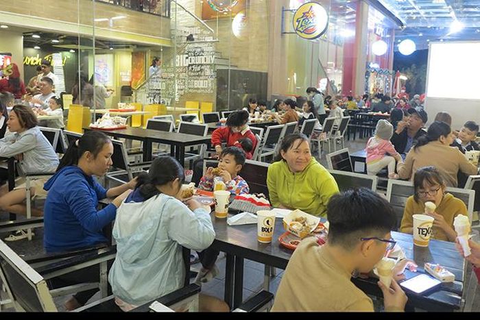 Khu vực nhà hàng quanh Nha Trang Center đông thực khách.