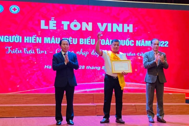 Thầy Lê Nam được vinh danh người hiến máu tiêu biểu toàn quốc năm 2022.