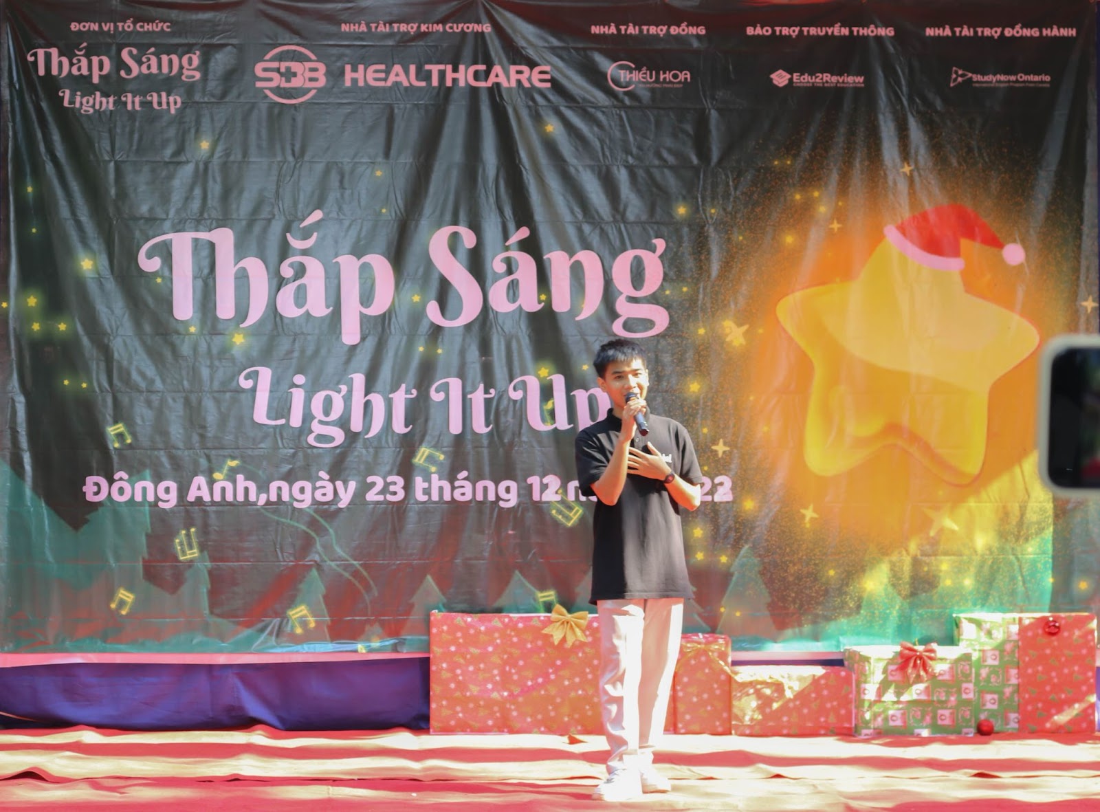 Bạn Hồ Bá Phong đang thể hiện bài hát “Sống như những đóa hoa”