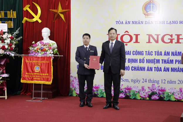 Ủy viên Ban cán sự Đảng, Phó Chánh án TANDTC Nguyễn Văn Tiến trao quyết định bổ nhiệm Phó Chánh án TAND tỉnh Lạng Sơn cho ông Phùng Đức Chính
