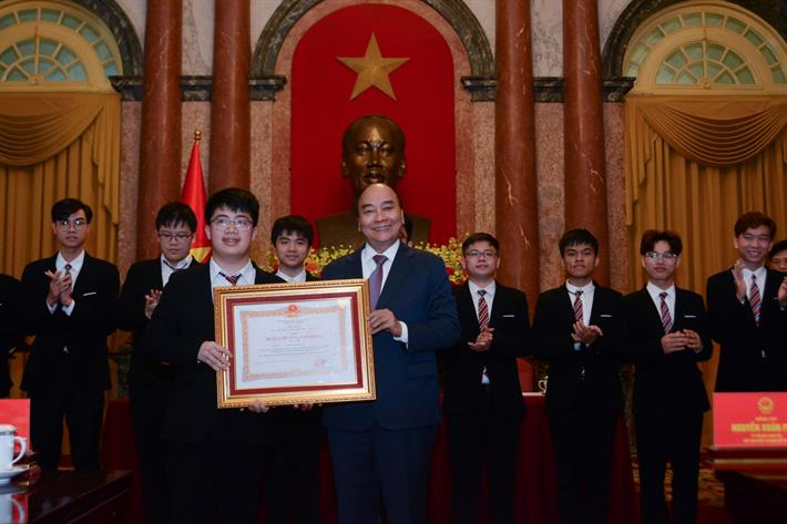 Chủ tịch nước trao tặng Huân chương Lao động hạng Nhì cho em Ngô Quý Đăng - huy chương Vàng Olympic Toán học năm 2022.