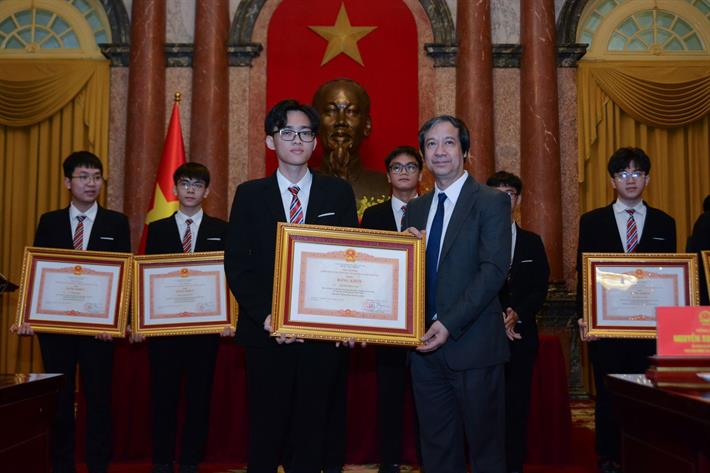 Bộ trưởng Bộ GDĐT Nguyễn Kim Sơn trao tặng Bằng khen của Thủ tướng Chính phủ cho các em học sinh.