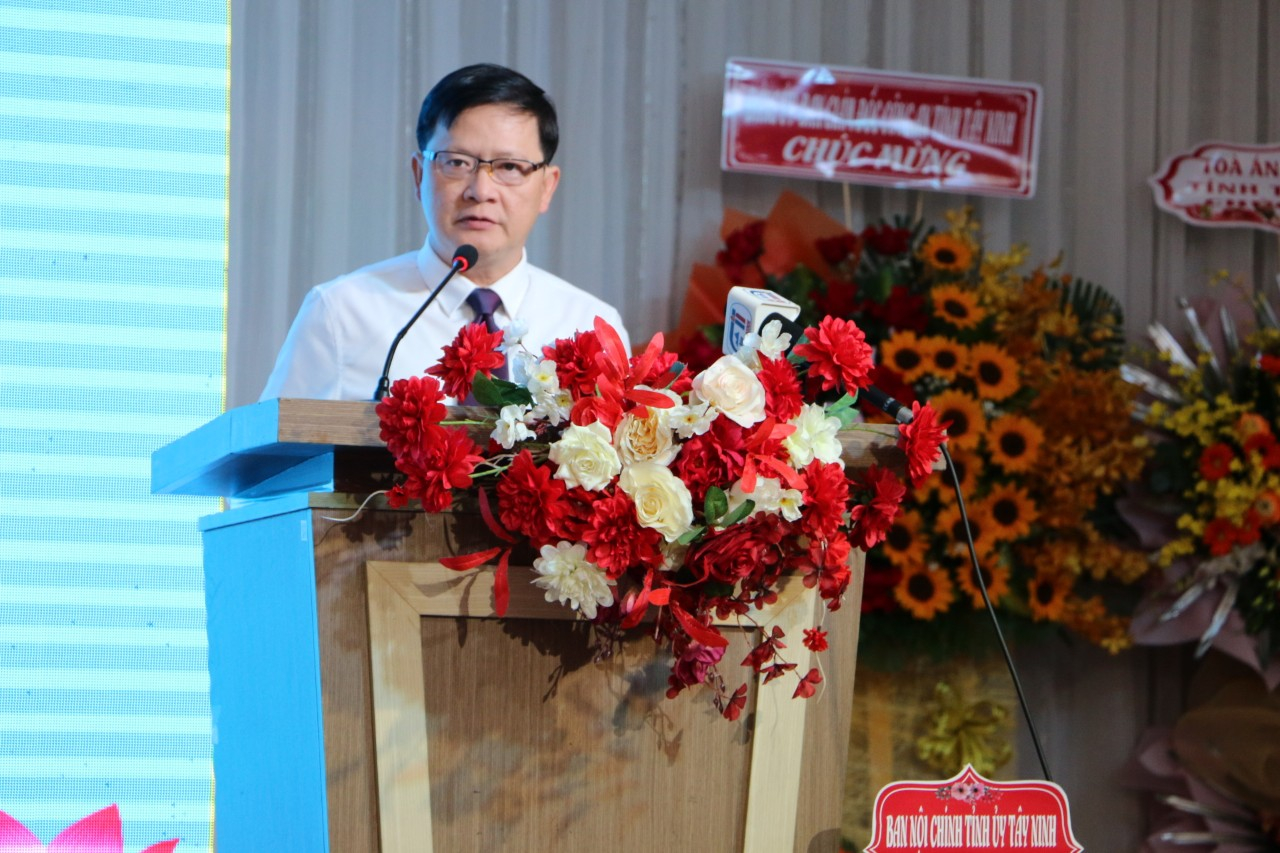 Thứ trưởng Bộ Tư pháp Mai Lương Khôi biểu dương, ghi nhận những thành tích mà tập thể cán bộ, công chức, viên chức Sở Tư pháp đạt được trong những năm qua.