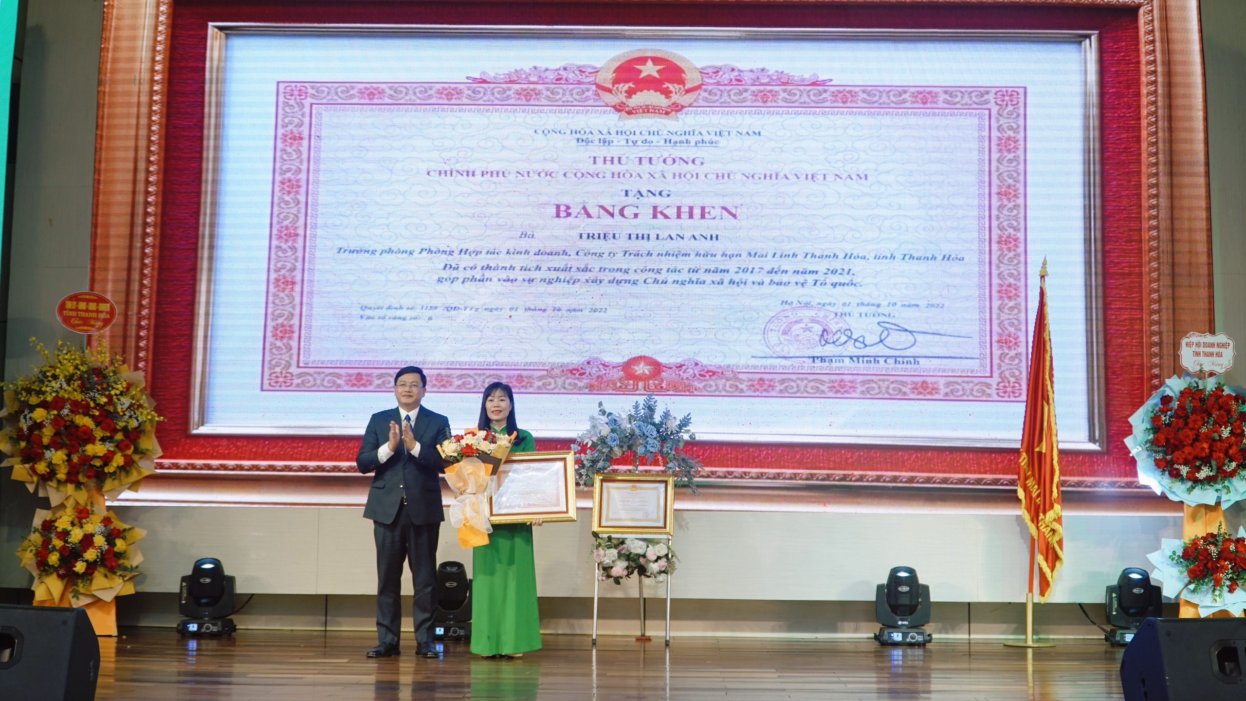 Đồng chí Mai Xuân Liêm – Phó Chủ tịch UBND tỉnh trao tặng Bằng khen của Thủ tướng Chính phủ cho cá nhân xuất sắc của Công ty.