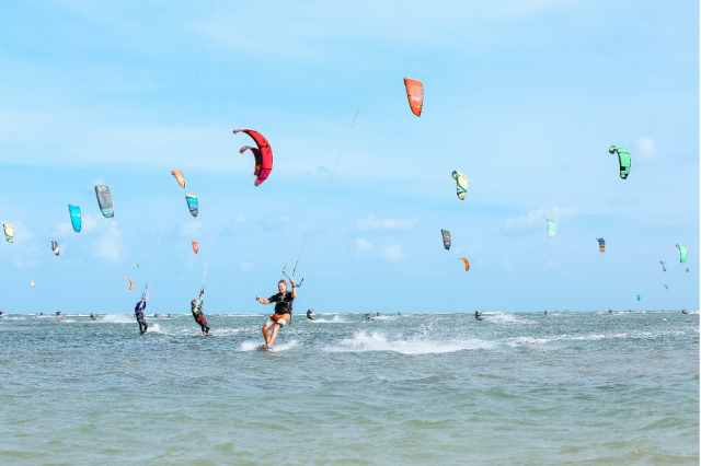 “Vũ điệu” lướt ván diều quốc tế thu hút du khách đến Ninh Thuận