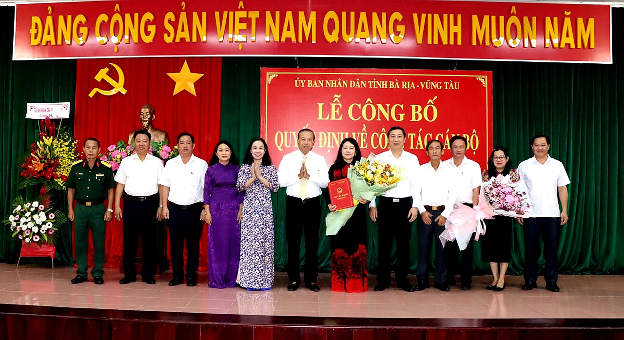 Chủ tịch UBND tỉnh Nguyễn Văn Thọ cùng lãnh đạo Huyện Đất Đỏ chúc mừng bà Đỗ Thị Hồng.