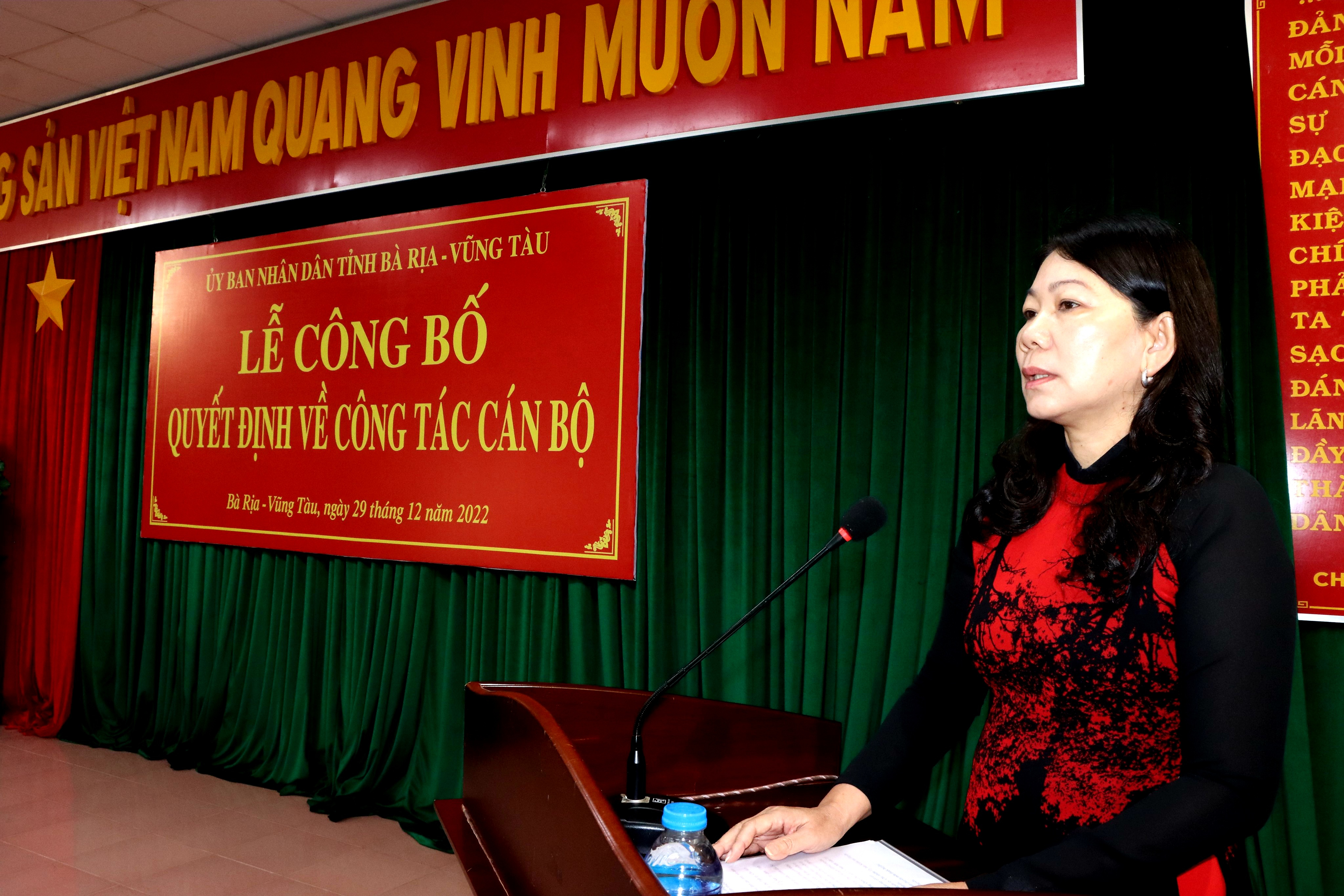 Bà Đỗ Thị Hồng - Tân Chủ tịch huyện Đất Đỏ phát biểu nhận nhiệm vụ.
