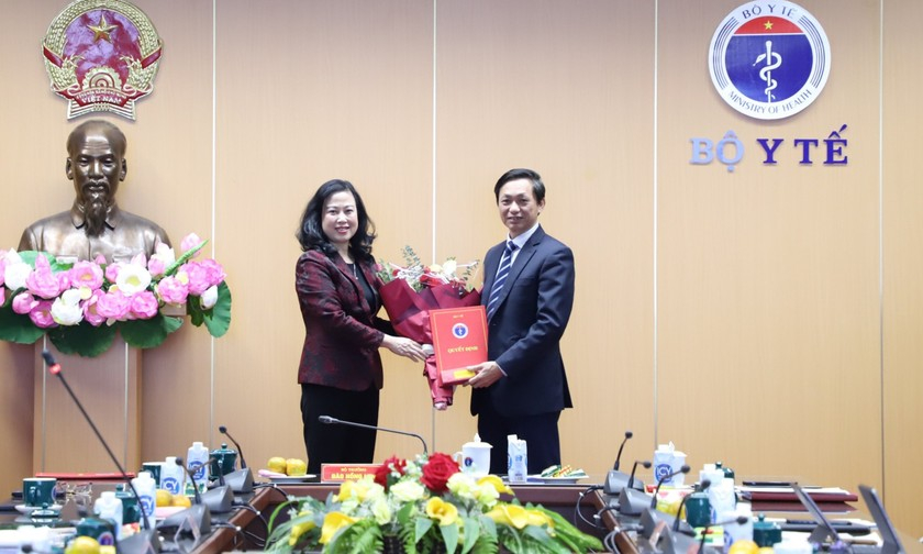 Bộ trưởng Đào Hồng Lan trao quyết định và chúc mừng tân Cục trưởng Cục Khoa học Công nghệ và Đào tạo Nguyễn Hoàng Long. (Ảnh: BYT)