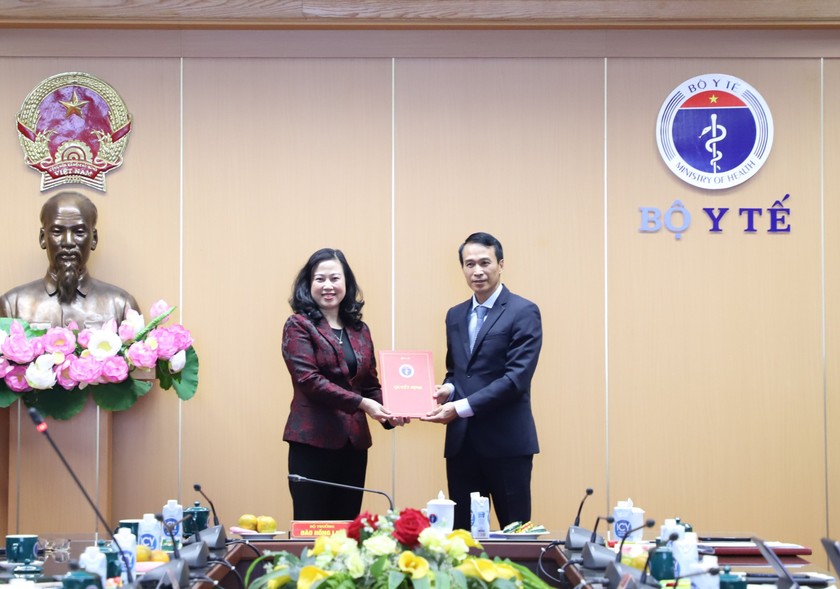 Bộ trưởng Đào Hồng Lan trao quyết định chúc mừng đồng chí Nguyễn Tường Sơn.