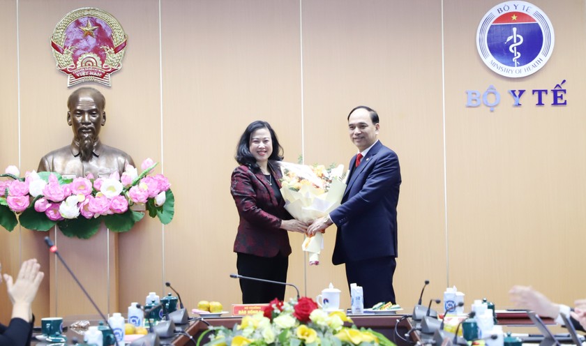 Bộ trưởng Đào Hồng Lan tặng hoa chúc mừng ông Phạm Văn Tác, Cục trưởng Cục Khoa học Công nghệ và Đào tạo đã hoàn thành xuất sắc chức trách, nhiệm vụ trong quá trình công tác.