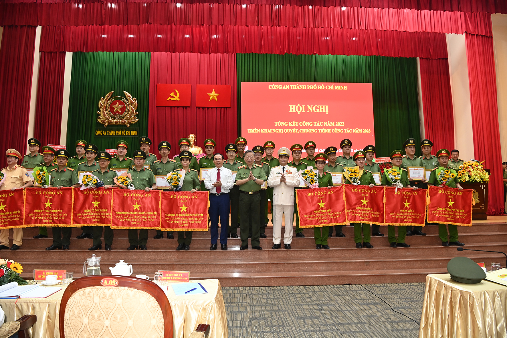 Bộ trưởng Bộ Công an Tô Lâm và Bí thư Thành ủy TPHCM Nguyễn Văn Nên tuyên dương các cá nhân và tập thể có thành tích xuất sắc của Công an TPHCM