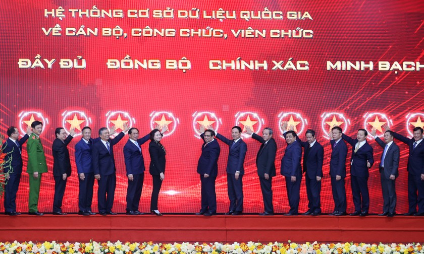 Thủ tướng Phạm Minh Chính cùng các đại biểu thực hiện nghi thức khai trương Cơ sở dữ liệu quốc gia về cán bộ, công chức, viên chức trong cơ quan Nhà nước.
