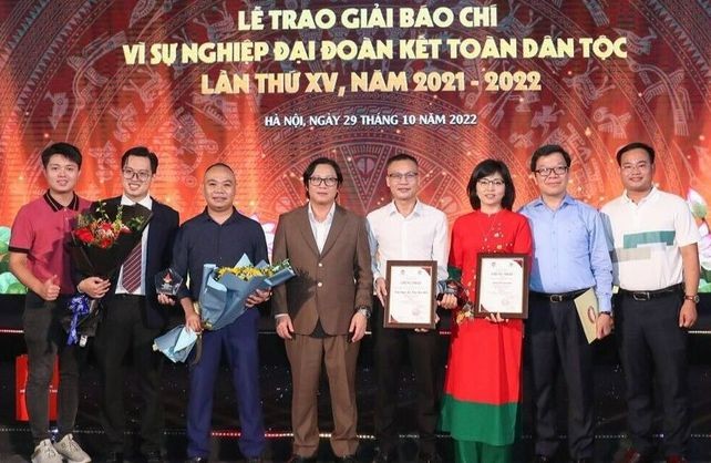 Nhóm tác giả báo Pháp luật Việt Nam tại lễ trao Giải báo chí “Vì sự nghiệp Đại đoàn kết toàn dân tộc”.