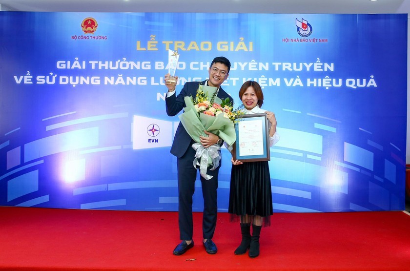 Nhóm tác giả Hà Ánh Bình - Nguyễn Thị Hồng Tươi nhận giải A “Giải thưởng báo chí tuyên truyền về sử dụng năng lượng tiết kiệm và hiệu quả năm 2022”