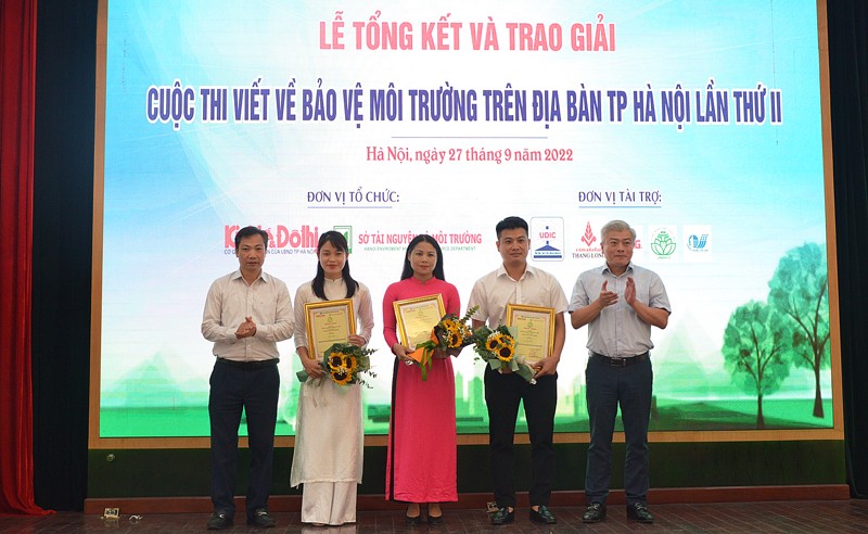 PV Đào Xuân (áo hồng) đại diện nhóm tác giả của Báo Pháp luật Việt Nam nhận giải “Bảo vệ môi trường trên địa bàn thành phố Hà Nội lần thứ II”