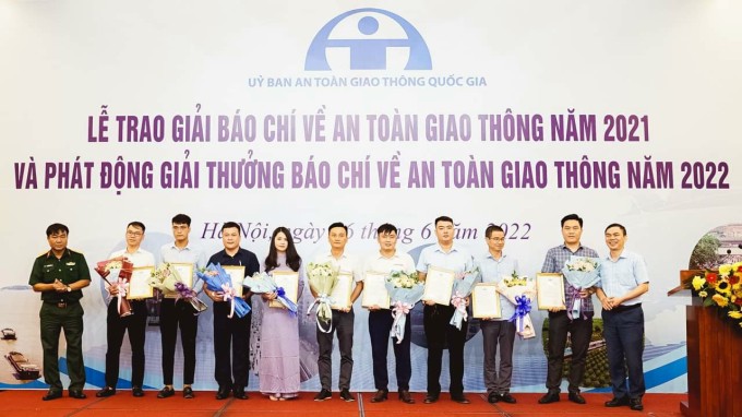 Báo Pháp luật Việt Nam được giải Khuyến khích cuộc thi Giải thưởng Báo chí tuyên truyền về An toàn giao thông.