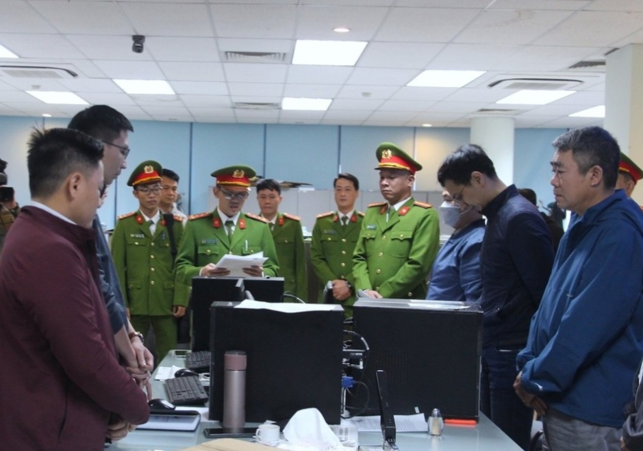 Cơ quan Công an công bố quyết định khám xét tại Phòng Kiểm định xe cơ giới, Cục Đăng kiểm Việt Nam.