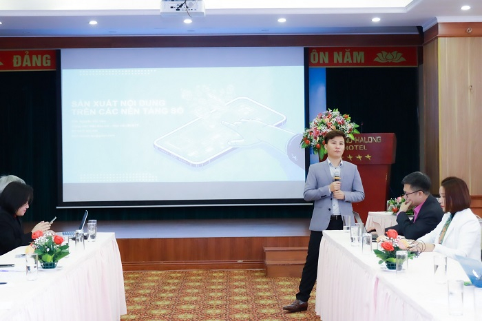 Ông Nguyễn Văn Hào - Giảng viên Học viện Báo chí và Tuyên truyền chia sẻ cách sản xuất video tin nhanh trên các thiết bị di động và máy tính.