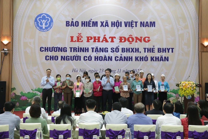 Đến hết ngày 31/12/2022 ngành BHXH Việt Nam cùng các nhà hảo tâm đã trao tặng khoảng 16.000 sổ BHXH và 120.000 thẻ BHYT cho khoảng 136.000 người có hoàn cảnh khó khăn trong cả nước.
