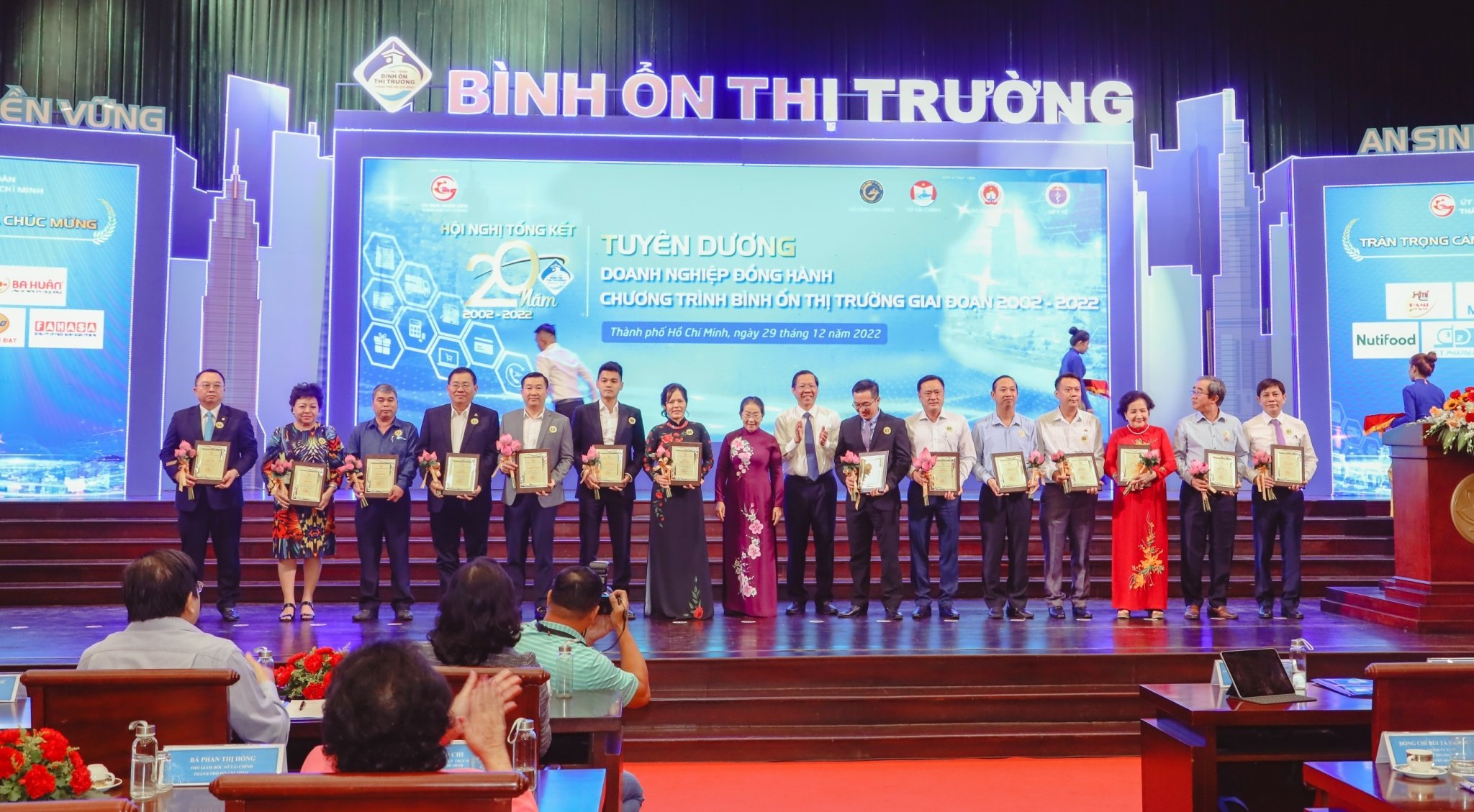 Ông Adisak Torsakul – Phó TGĐ Điều hành C.P. Việt Nam (ngoài cùng bên trái) đại diện công ty nhận bảng vinh danh.