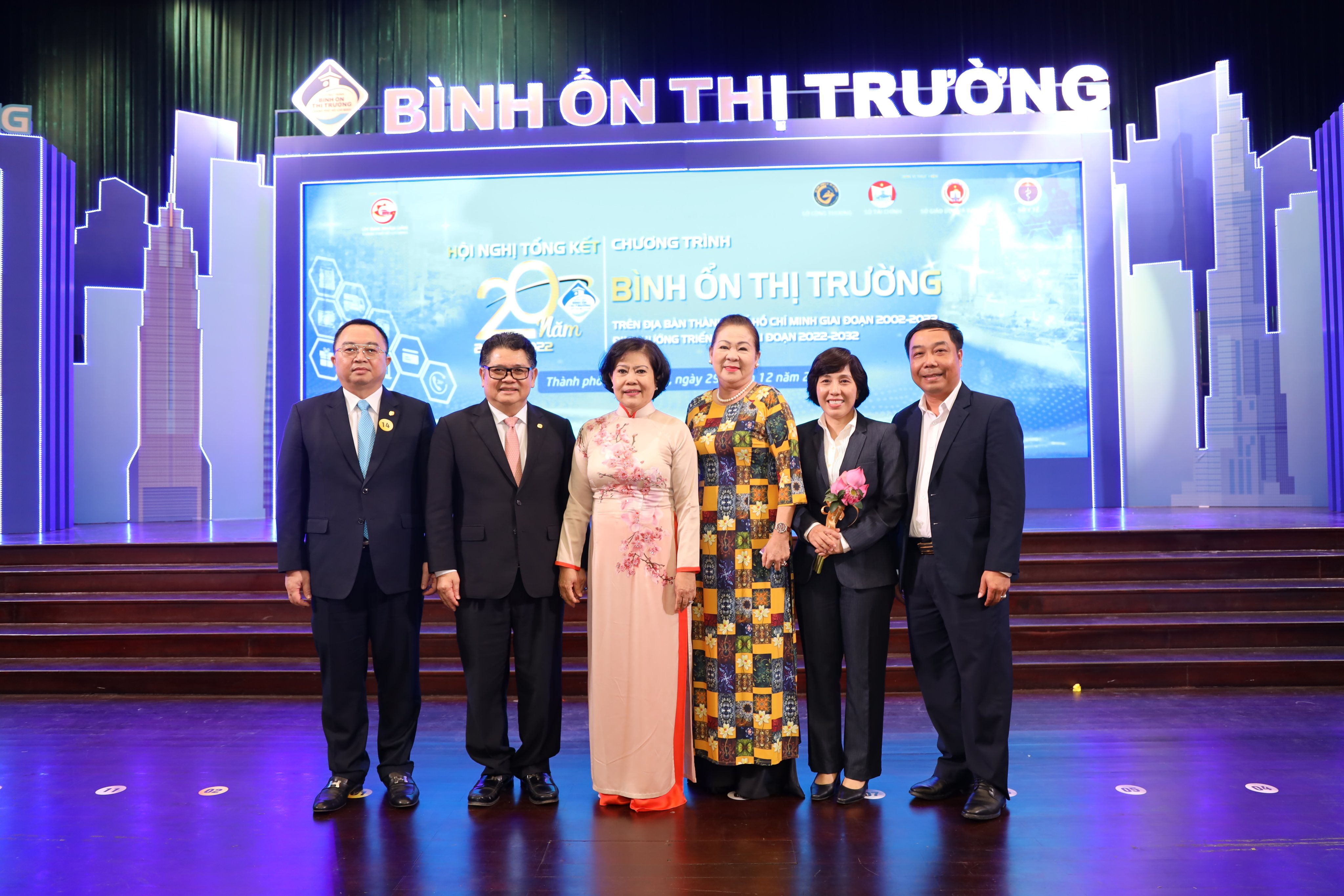Các lãnh đạo C.P. Việt Nam chụp ảnh cùng Bà Nguyễn Thị Hồng – Nguyên Phó Chủ tịch TP.HCM