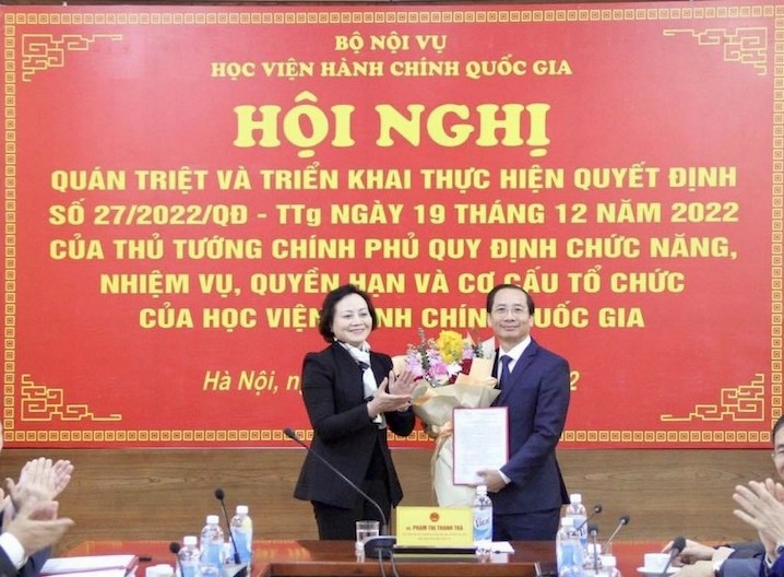 Bộ trưởng Phạm Thị Thanh Trà trao Quyết định số 1279/QĐ-BNV cho PGS.TS. Nguyễn Bá    Chiến
