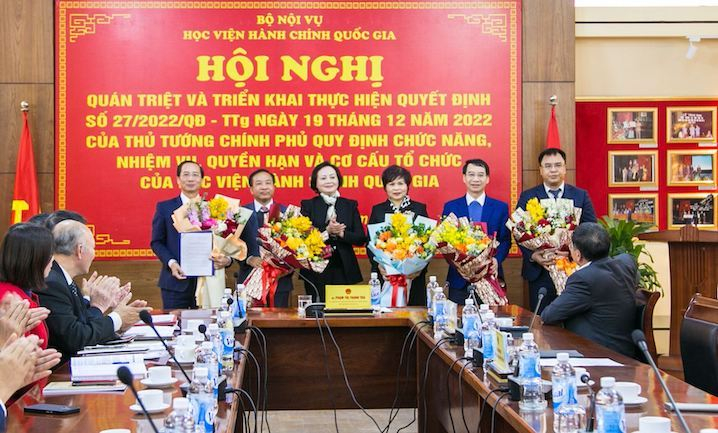 Thừa ủy quyền của Thủ tướng Chính phủ, Bộ trưởng Phạm Thị Thanh Trà trao Quyết định số  27/2022/QĐ-TTg cho tập thể Ban Giám đốc Học viện Hành chính Quốc gia.