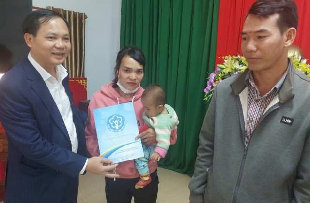 Tặng sổ BHXH, thẻ BHYT cho người dân có hoàn cảnh khó khăn tại Đắk Lắk