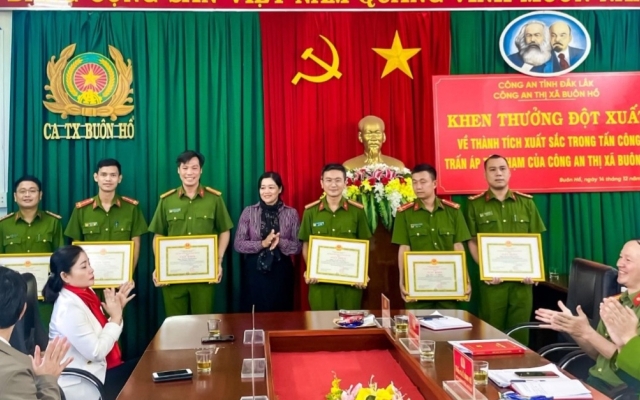Đắk Lắk: Thường trực Thị ủy Buôn Hồ khen thưởng đột xuất cho Công an thị xã về thành tích đấu tranh với tội phạm