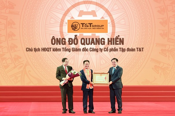 Ông Đỗ Quang Hiển, Nhà sáng lập, Chủ tịch Ủy ban Chiến lược Tập đoàn T&amp;amp;T Group vinh dự là một trong số ít doanh nhân trong lĩnh vực kinh tế tư nhân được trao tặng Huân chương Lao động hạng Nhất, Nhì, Ba.