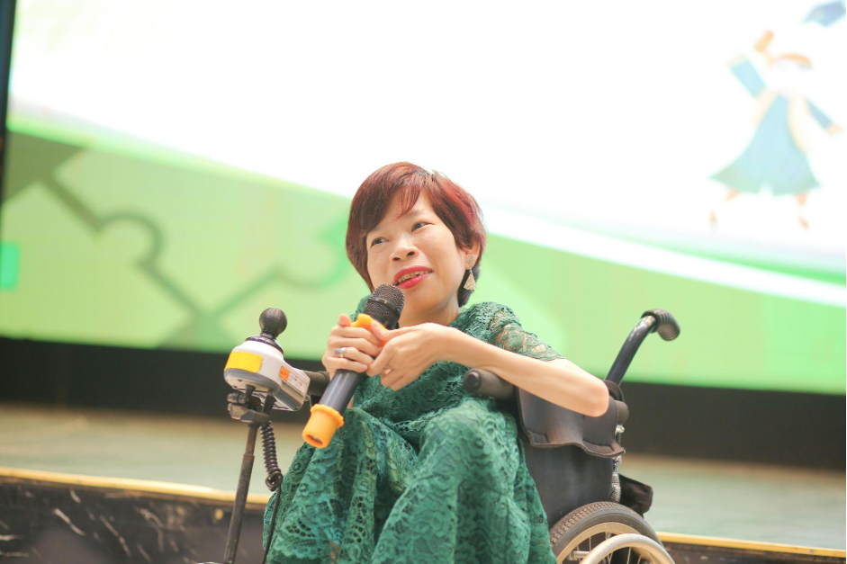 Bà Nguyễn Thị Vân - Chủ tịch HĐQT Công ty Cổ phần Nghị Lực Sống - Doanh Nghiệp Xã Hội truyền cảm hứng đến các học viên