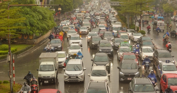 Sáng nay, người dân Hà Nội hứng trọn mưa, rét, tắc đường