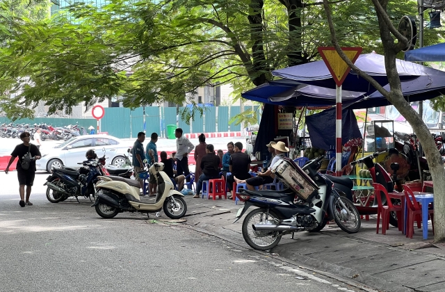 UBND tỉnh Lào Cai yêu cầu xác minh, xử lý nghiêm tình trạng lấn chiếm vỉa hè, lòng đường tại khu vực cửa khẩu