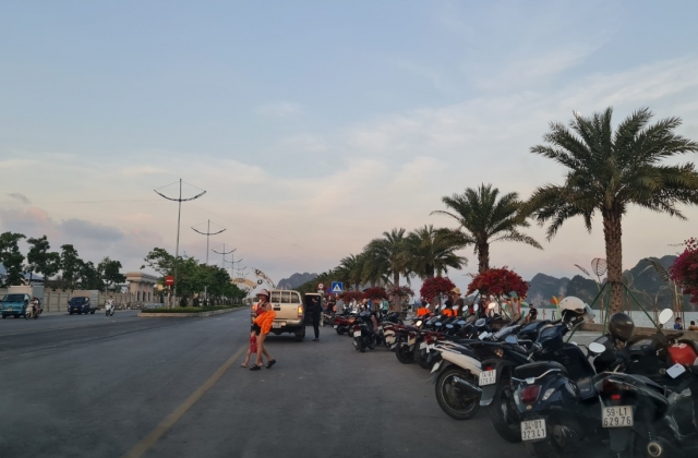 Quảng Ninh: Người dân vô tư lấn chiếm vỉa hè, lòng đường làm nơi đỗ xe
